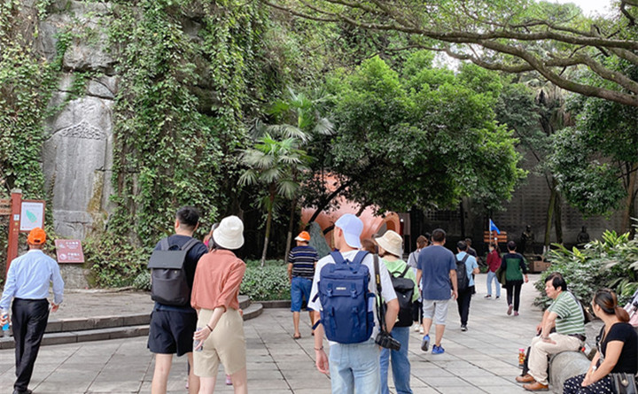 金格瑞銷(xiāo)售們游玩桂林.jpg 金格瑞銷(xiāo)售們游玩桂林.jpg