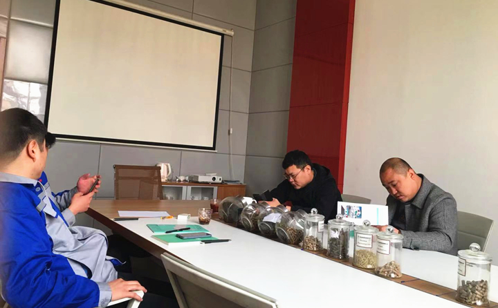 銷售經理為客戶詳細介紹木屑制粒機的制粒原理、顆粒的銷路、顆粒的優缺點等.jpg