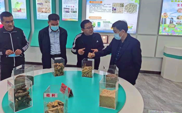 郝吉虎深入了解木屑造粒機生產(chǎn)線工作情況和顆粒機加工的生物質(zhì)原料的收、儲、運和產(chǎn)品的生產(chǎn)、銷售、運輸?shù)拳h(huán)節(jié)