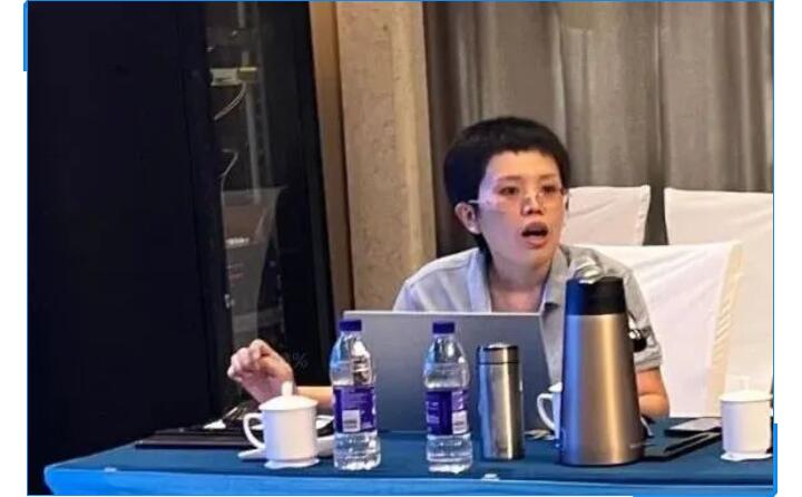 會議開始，辦公室主任李昌鳳公布銷售數據。在疫情形勢相當嚴峻的情況下，十一的銷售額對比去年同期仍有很大的進步。李主任表示疫情，既是考驗，也是危機，各部門需要通力配合，團隊協作，為完成今年既定銷售額而竭盡全力。.jpg
