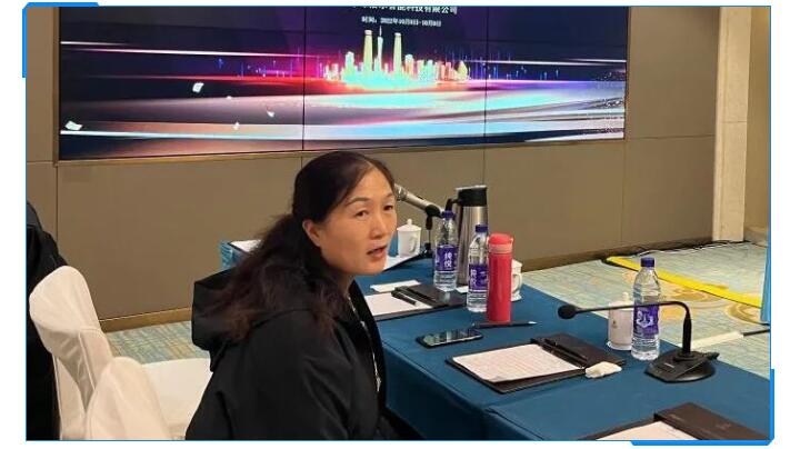 集團財務總監劉清華在聽取了銷售部門的數據對比與銷售人員的分析后，她提出應該加強客戶的銷售服務.jpg