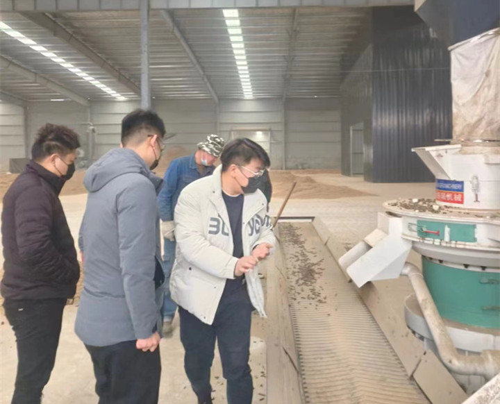 在顆粒機(jī)生產(chǎn)線制粒現(xiàn)場(chǎng)，回訪團(tuán)隊(duì)與客戶實(shí)地查看設(shè)備運(yùn)行情況，對(duì)運(yùn)行中出現(xiàn)過(guò)的一些情況進(jìn)行現(xiàn)場(chǎng)答疑和討論交流。最后，客戶對(duì)本次回訪工作給予肯定，雙方希望后續(xù)能有更多面對(duì)面交流的機(jī)會(huì)。.jpg
