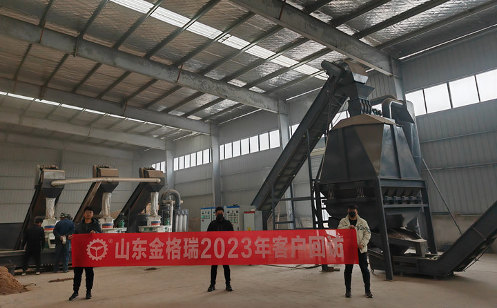 在顆粒機(jī)生產(chǎn)線制粒現(xiàn)場(chǎng)，回訪團(tuán)隊(duì)與客戶實(shí)地查看設(shè)備運(yùn)行情況，對(duì)運(yùn)行中出現(xiàn)過(guò)的一些情況進(jìn)行現(xiàn)場(chǎng)答疑和討論交流。最后，客戶對(duì)本次回訪工作給予肯定，雙方希望后續(xù)能有更多面對(duì)面交流的機(jī)會(huì)。.jpg